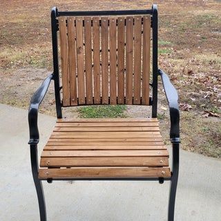 Refinished Patio Furniture, Patio Chairs Makeover, Outdoor Furniture Makeover, Deconstructed Chair, Metal Lawn Chairs, Upcycle Chair, Patio Furniture Makeover, Wood Bench Outdoor, Diy Daybed