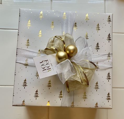 White And Gold Christmas Gift Wrapping, Wrapping Gift Ideas Christmas, White And Gold Christmas Wrapping, Gold Christmas Wrapping, Xmas Hampers, Christmas Gift Packaging, Gift Wrapping Techniques, Gift Wrapping Inspiration, Christmas Planning