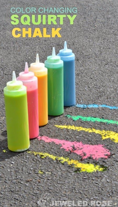 Sidewalk Squirty chalk- SO FUN, and the chalk magically changes colors as kids play! {Only 3 ingredients} Cool Science Experiments, Boredom Busters, Toddler Fun, Science Experiments Kids, Kids Play, Science For Kids, Science Activities, Fun Science, Science Experiments