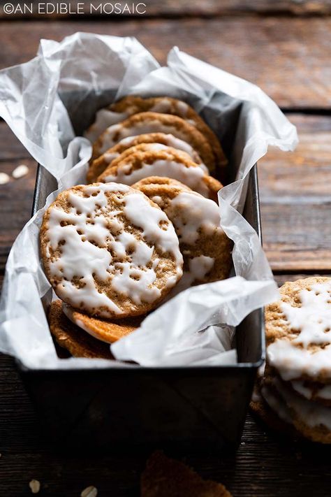 old fashioned iced oatmeal cookies Crispy Oatmeal Cookies, All Butter Pie Crust, Iced Oatmeal Cookies, Levain Bakery, Oatmeal Cookies Chewy, Oatmeal Cookie Recipes, Cookie Calories, Butter Pie, Scrumptious Desserts