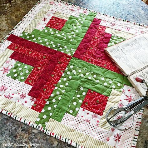 Add a splash of color to your holiday table this year with this bright and merry table topper! This Sew Merry Table Topper Tutorial uses the traditional log cabin block for its central design. Diy Christmas Quilt, Christmas Table Toppers, Table Topper Patterns, Quilted Table Topper, Log Cabin Quilt Pattern, Log Cabin Quilt Blocks, Quilted Table Toppers, Holiday Quilts, Log Cabin Quilt