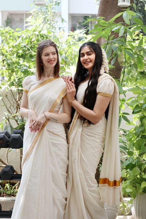 Danish girl with Indian girl wearing white sarees Kerala Style Saree, Kerala Saree Aesthetic, Adah Sharma Saree, South Indian Saree Look, Set Saree Kerala, Kerala Kasavu Saree, Dupatta Styling, Onam Outfits, Kasavu Saree