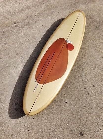 Beautiful surfboard Retro Surfboard Design, Orange Surfboard, Surfboard Skateboard, Surfboard Painting, Vintage Surfboards, Surf Aesthetic, African Interior Design, Surfboard Decor, Custom Surfboards