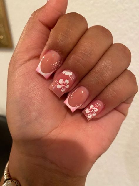 Cute Nail French Tip Designs, Nail Designs Small Nails, Short Nails With Hibiscus Flower, Cool Manicure Ideas, Nail Inspo For Holiday, Short Nails For Summer 2024, Summer Nails 2024 Coffin, Nails Inspo 2024 Short, Nail Inspo Trendy Short