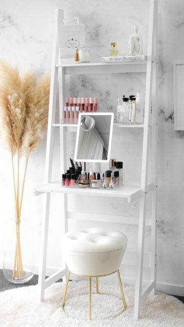 Creative Vanity Ideas Small Spaces, Small Makeup Setup, Mini Vanity Small Spaces, Portable Makeup Station, Vanity Setup, Mini Vanity, Dream Makeup, Makeup Station, Portable Mirror