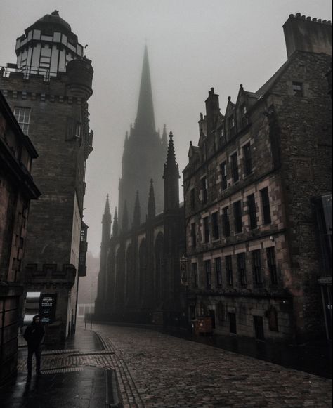 Lyra Abbott, Paradis Sombre, Goth Architecture, Gothic Academia, Magnolia Stellata, Emily Brontë, Dark Acadamia, Gothic Angel, Victorian Aesthetic