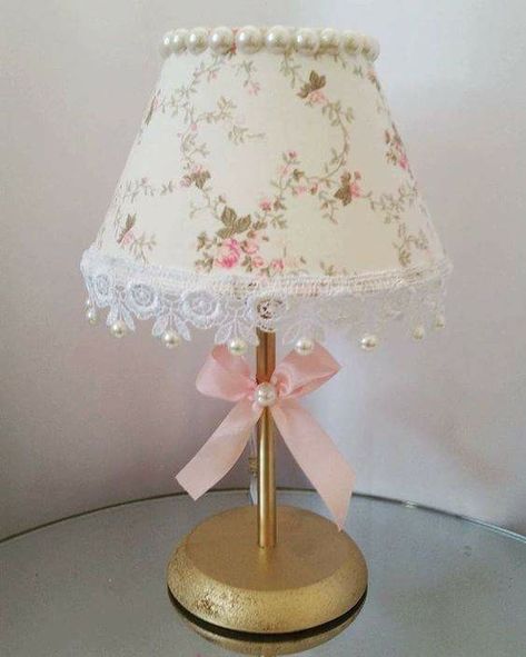 Shabby Chic Decorating, Chic Bedroom Design, Shabby Chic Lamp Shades, Styl Shabby Chic, Lamp Makeover, Decoration Lamp, Shabby Chic Lamps, Estilo Shabby Chic, Shabby Chic Bedroom