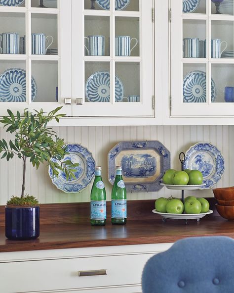 Dishes On Wall, Plates On The Wall, Country Kitchen Countertops, Country Kitchen Flooring, Dining Room Colour Schemes, Country Style Dining Room, Country Dining Rooms, Southern Living Homes, Blue White Decor