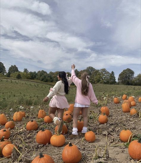 Cute Outfits For Pumpkin Patch, Fall Couples Photoshoot, Fall Date Ideas, Couples Photoshoot Ideas, Pumpkin Patch Photoshoot, Fall Aesthetic Outfit, Pumpkin Patch Pictures, Fall Couples, Fall Friends