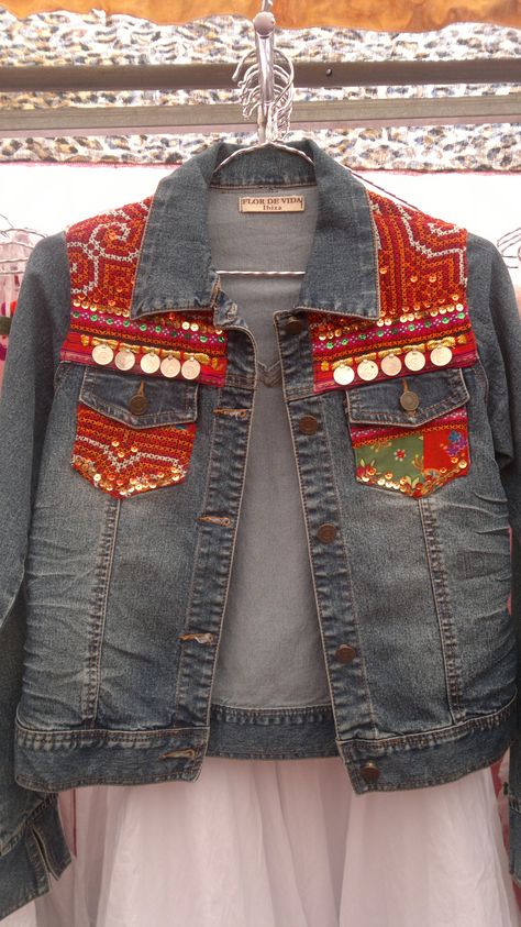 @Flor De Vida Ibiza Boho Denim Jacket, Black Pinterest, Hmong Clothes, Diy Denim Jacket, Embellished Denim Jacket, Boho Jeans, Diy Clothes Videos, Boho Denim, Diy Jacket