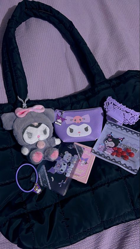 Kuromi Bag Aesthetic, Kuromi Purse, Kuromi Bag, Kuromi Outfit, Everyday Bag Essentials, What's In My Purse, Backpack Essentials, Inside My Bag, Purse Essentials