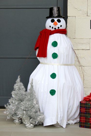 Clay Pot Snowman, Christmas Snowman Decorations, Pot Snowman, Snowman Outdoor Decorations, Tomato Cage Crafts, Diy Christmas Snowman, Outdoor Snowman, Snowman Tree Topper, Diy Snowman Decorations