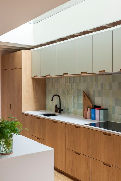 The beautifully mellow Malvern Road project features Plykea Formica Seed and oak kitchen fronts, with oak semi-recessed handles. All using IKEA Metod or Sektion cabinets. Interiors: Sandler Wray / Home Milk Architect: James Dale Architects Photography: Neil Perry Photography #plywoodkitchen #birchplywood #plywood #ikeahack #kitchenideas #kitchentrends Plywood Kitchen, Oak Plywood, Oak Kitchen, Kitchen Room Design, Kitchen Inspiration Design, Kitchen Furniture Design, Kitchen Diner, Ikea Kitchen, Kitchen Layout