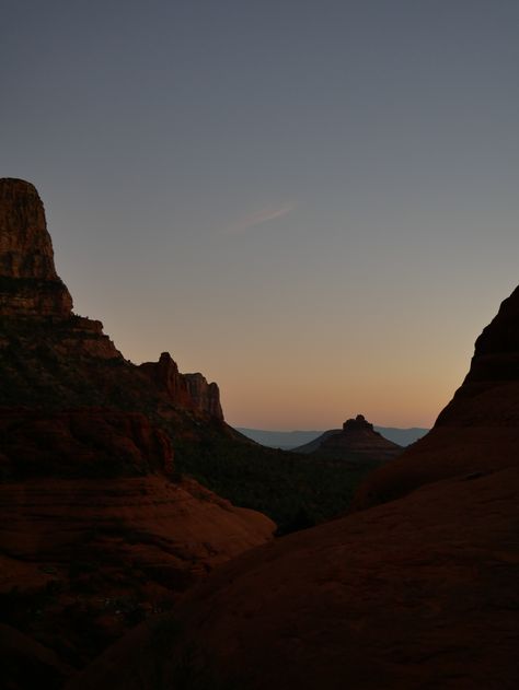 Hiking and stargazing at sunset in Arizona Hiking Girl Aesthetic, Arizona At Night, Arizona Forest, Desert Stargazing, Sunrise In Arizona, Sun City Arizona, Hiking Girl, Hiking Pics, Arizona Night Sky