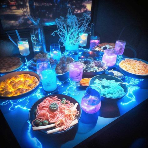 How To Light Up Your Guest's Faces With GLOWING FOOD! Food That Glows In Black Light, Glow In The Dark Food Ideas, Glow In The Dark Punch, Glow In The Dark Party Food, Glow In The Dark Drinks, Glow In The Dark Food, Glow Foods, Party Hosting Tips, Uv Party