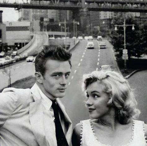 Old Hollywood Portraits, James Dean Marilyn Monroe, Arthur Miller, 90s Actors, Longest Marriage, Cute Celebrity Couples, Old Hollywood Stars, Famous Couples, Famous Movies