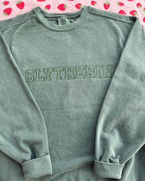 Potter – splendidthreadsco Harry Potter Embroidered Crewneck, Slytherin Embroidery, Slytherin Crewneck, Slytherin Merch, Slytherin Sweatshirt, Green Sweatshirt Outfit, Hogwarts Dr, Vintage Nike Sweatshirt, Pastel Outfit