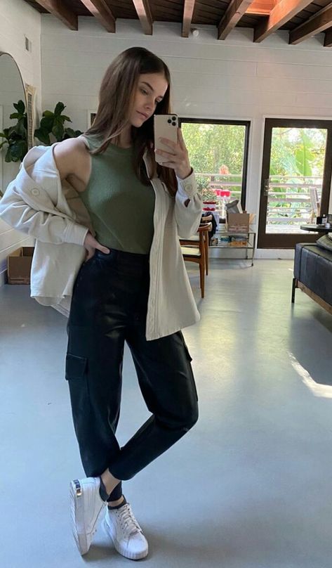 Barbara Palvin Style, Palvin Barbara, Casual College Outfits, Barbara Palvin, Mode Inspo, College Outfits, Outfits Casuales, A Woman, Fashion Inspo