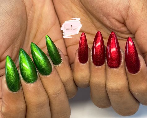 Christmas Nails Green And Silver, Green And Red Chrome Nails, Red And Green Chrome Christmas Nails, Red Crome Nails Design, Red And Green Chrome Nails, Green And Red Nails Christmas, Red And Green Nails Acrylic, Christmas Red And Green Nails, Grinch Nails Designs Easy