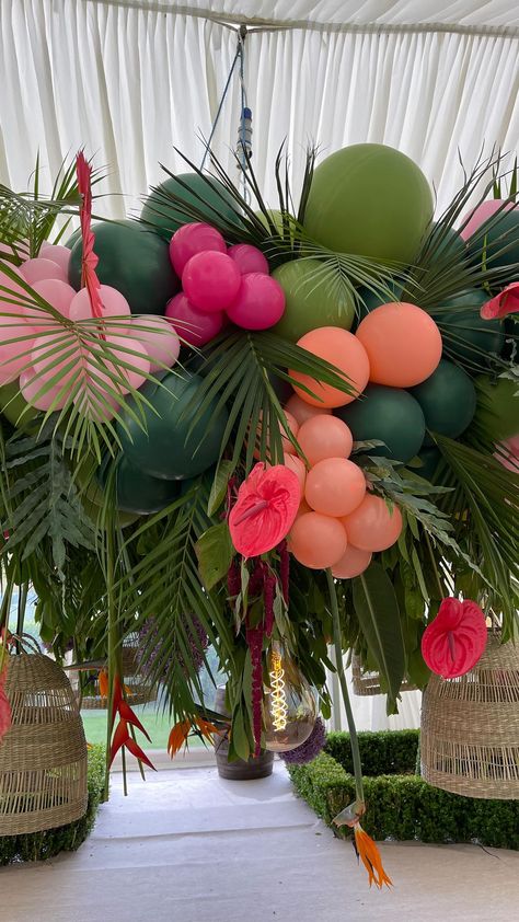 Caribbean Theme Party, Centerpieces Balloons, Havana Nights Party Theme, Hawaiian Baby Showers, Havana Nights Party, Intimate Dinner Party, Caribbean Party, Luau Theme Party, Fiesta Tropical