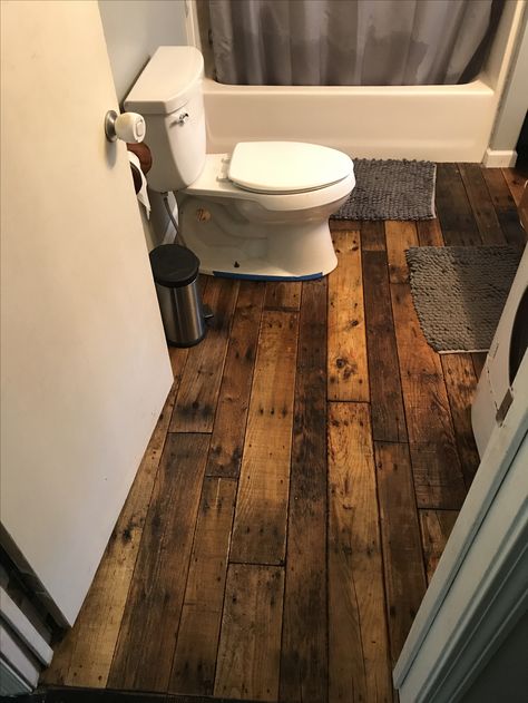 Pallet wood floors love this look. Pallet Baseboards, Diy Pallet Flooring Indoors, Pallet Board Flooring, Pallet Wood Floor, Pallet Wood Floors Diy, Pallet Flooring Indoor, Cheap Flooring Ideas Diy, Pallet Bathroom Ideas, Diy Flooring On A Budget