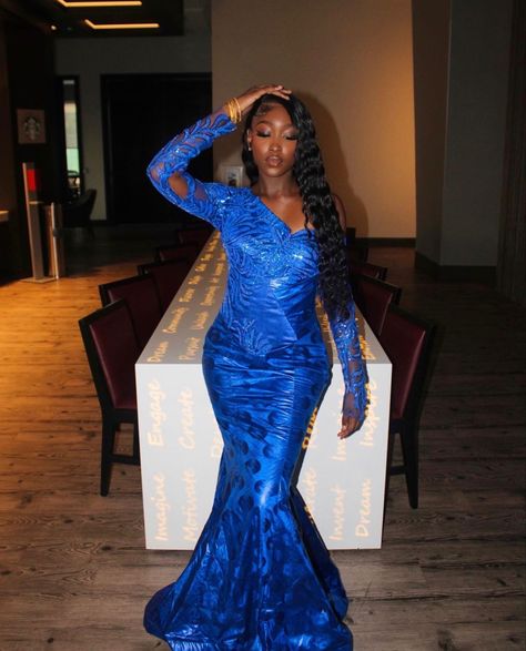 African Prom Dresses Long Sleeve, Senegalese Bazin Fashion Styles, African Dresses For Women Bazin, African Dresses For Women Senegalese, Bazin Prom Dress, Mali Bazin Styles, Bazin Styles For Women 2024, African Bazin Styles For Women, Bazin Styles 2023