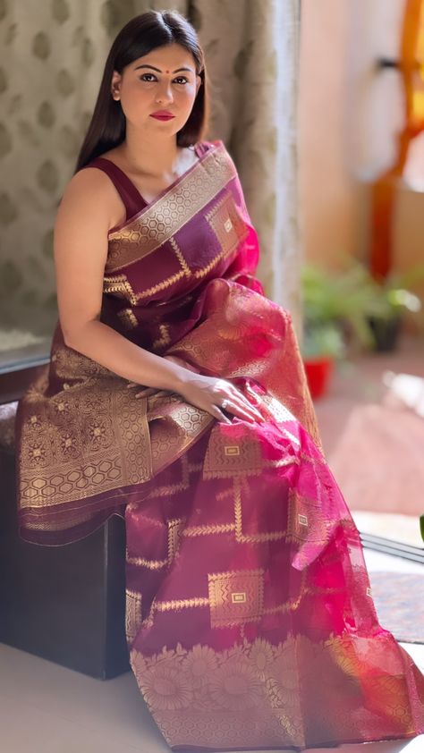 Maroon Banarasi silk saree Newly Married Saree Look, Saree Pic, Sarees Design, Wedding Dress Sewing Patterns, Saree Fashion, Banarasi Silk Saree, Cute Couple Drawings, Saree Trends, Designer Dresses Casual