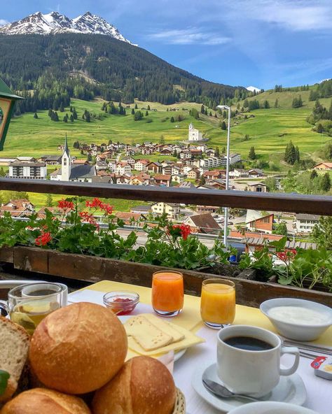 Breakfast in Switzerland Switzerland Vacation, Switzerland Travel, Alam Yang Indah, Beautiful Places To Travel, Pretty Places, Travel Inspo, Dream Destinations, Travel Aesthetic, Dream Vacations