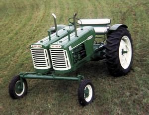 oliver 880 | If Harry Barrick's Oliver 880 Twin looks like it just came off the ... John Deere Tractors Pictures, Shop Hacks, Farming Tractors, Yard Tractors, Agriculture Equipment, Oliver Tractors, Farm Show, Tractor Pictures, Big Tractors