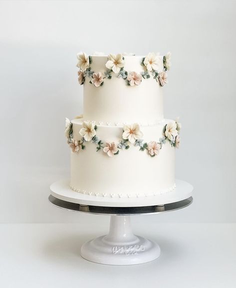 Wedding Cake With Fondant Flowers, Wedding Cake Two Tier Flowers, Simple And Elegant Wedding Cake, Cute Small Wedding Cakes, Wedding Cake Small 2 Tier, Wedding Cake With Buttercream Flowers, Vintage Floral Cake, Textured Wedding Cake, Single Layer Wedding Cake