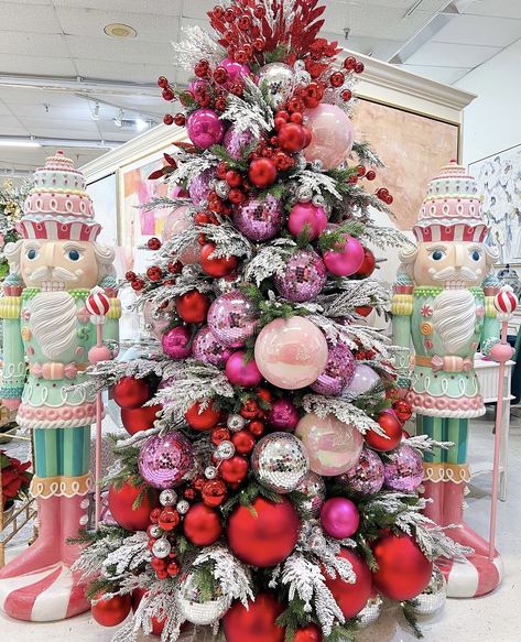 Pink Red White Christmas Tree, Christmas Tree Pink And Red, Red Pink Christmas Tree, Hot Pink Christmas Aesthetic, Pink Red Christmas Tree, Red And Pink Christmas Tree, Pink And Red Christmas Tree, Tree Decorating Tips, Black White Christmas Tree