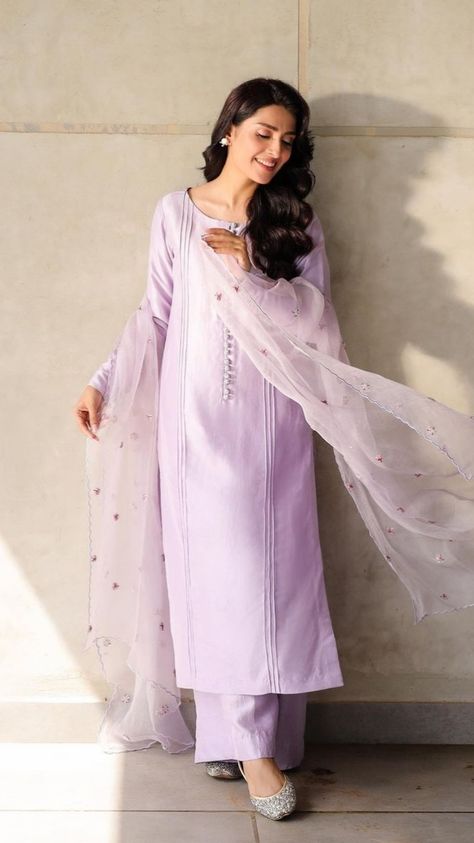 Plain Suit With Printed Dupatta, Plain Suit Design, Wow Dresses, Suit Design Ideas, Decent Dresses, Style Outfits Summer, Dresses Plain, Summer Vibes Aesthetic, Plain Suit