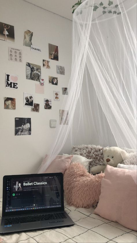 Ballet Aesthetic Bedroom, Ballet Room Ideas Bedrooms, Dance Bedroom, Ballet Room, Teenager Bedroom Design, Doll Room, Teenage Bedroom, Good Dates, Room Ideas Bedroom