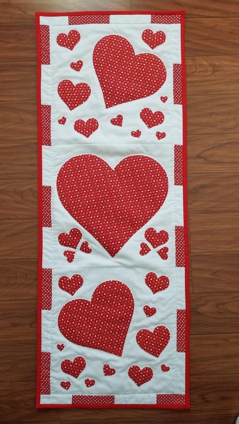 Spring Quilt Patterns, Valentine Table Runner, Valentine Table, Easter Table Runners, Runner Pattern, Valentine Craft, Quilted Table Runners Patterns, Spring Quilts, Valentines Crochet