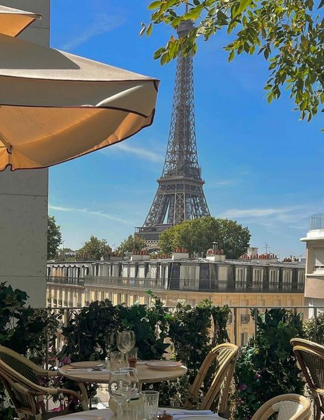 Eiffel Tower Restaurant, Best Restaurants In Paris, Dinner In Paris, Paris Dream, Europe Aesthetic, Paris Summer, Parisian Life, Paris Aesthetic, Paris Restaurants