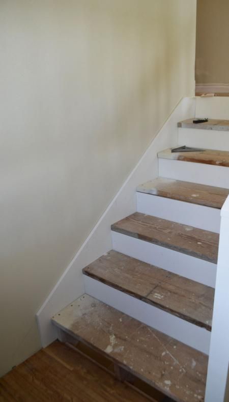 This has probably been the easiest method for skirting stairs that I've ever seen! Stair Skirt Board, Stair Skirt, Stairs Skirting, Redo Stairs, Stairs Trim, Stairs Stringer, White Stairs, Baseboard Trim, Pretty Skirt