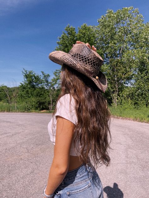 Aesthetic picture of girl wearing a cowboy hat with long beach wavy hair. Brunette Cowgirl, Brunette Cowgirl Aesthetic, Brown Hair Cowgirl Aesthetic, Country Girl Black Hair, Black Cowgirl Hat Aesthetic, Cowgirl Hat Beach Pictures, Blonde Hair Cowgirl Aesthetic, Beach Cowboy Hat, Western Photoshoot Ideas