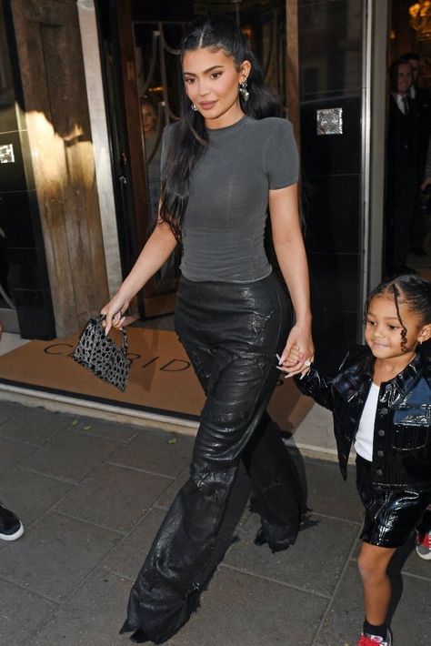 Kylie Jenner Street Style 2022, Kylie Jenner All Black Outfits, Kylie Street Style, Kylie Jenner Style Casual, Kylie Jenner Fits, Kylie Jenner Winter, Kylie Jenner Outfits Street Styles, Kylie Jenner Outfits Casual, 25th Birthday Party