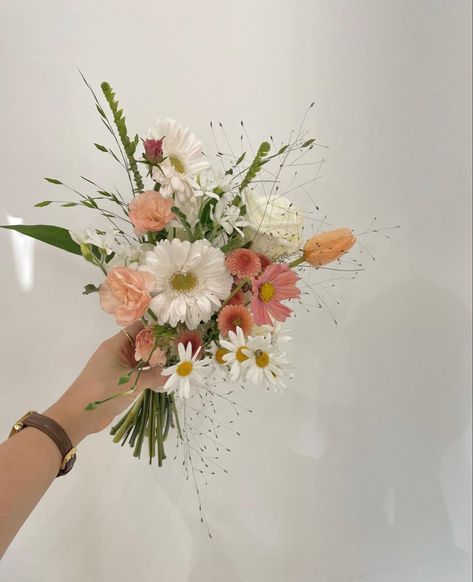 Simple Wedding Bouquet Wildflowers, Wedding Simple Bouquets, Japanese Bridal Bouquet, Simple Hand Bouquet Engagement, Small Bride Bouquet Simple, Petite Bridesmaid Bouquet, Japanese Flower Bouquet, Wedding Bouquet Minimalist, Minimalist Bridesmaid Bouquet