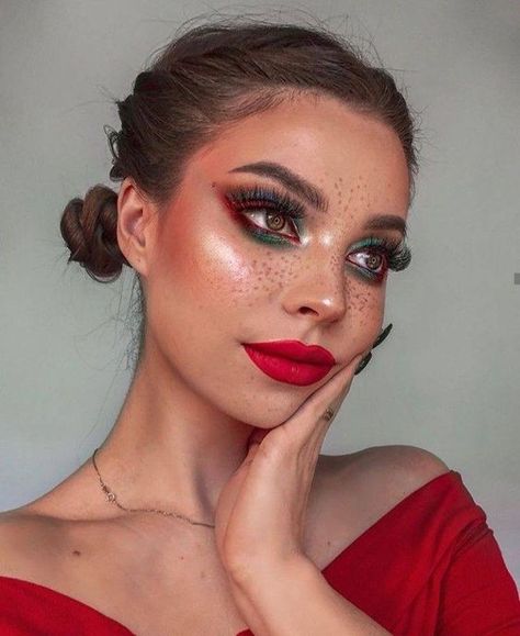 Glowy Christmas look Christmas Makeup Art, Christmas Makeup Looks Simple, Creative Christmas Makeup, Eyeliner Creative, Christmas Eyeliner, Simple Christmas Makeup, Makeup Looks Christmas, Makeup Ideas Christmas, Christmas Elf Makeup