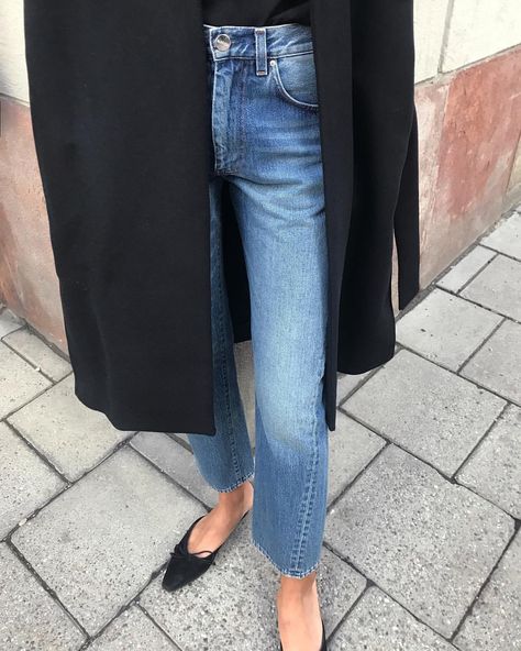 3,148 gilla-markeringar, 20 kommentarer - totême (@toteme) på Instagram: "How do you style your Original denim? #twistedseam" Minimalist Fall Outfit, Jeans For Tall Women, Pant Trousers Women, Best Jeans For Women, Jeans For Short Women, Perfect Jeans, Mode Inspo, Best Jeans, Mode Inspiration