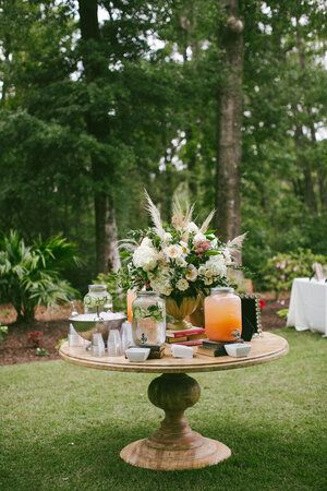 Outdoor Wedding Water Station, Backyard Drink Station, Picnic Buffet Food Ideas, Elegant Cocktail Hour Decor, Drink Table Wedding Beverage Stations, Outdoor Welcome Party, Garden Party Drinks Station, Formal Backyard Wedding, Engagement Party Backyard Ideas