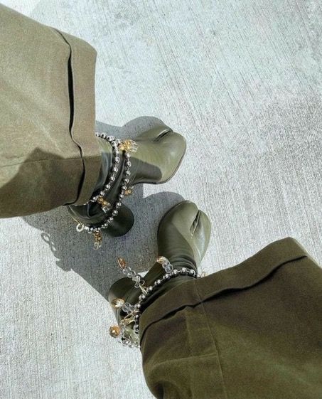 Tabi Boots, Dr Shoes, Tabi Shoes, Look Short, Shoe Inspo, Mode Inspo, Green Shoes, Fashion Fits, Dream Shoes