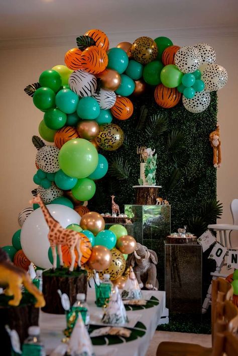 Safari Birthday Party Ideas | Photo 11 of 15 | Catch My Party Safari Birthday Party Ideas, Safari Birthday Party Decorations, Jungle Theme Birthday Party, Jungle Thema, Wild Birthday Party, Deco Jungle, Jungle Theme Birthday, Safari Theme Birthday, Jungle Safari Party