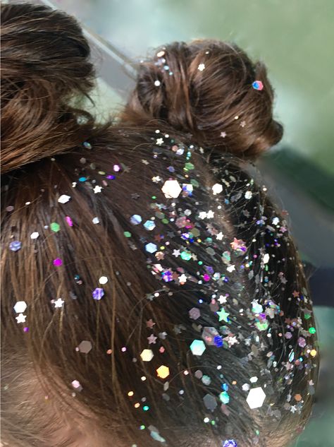 space buns and glitter roots hair @chloehickss Glitter Roots Hair, Half Bun Hairstyle, Rave Hairstyles, Cute Hairstyle Ideas, Half Bun Hairstyles, Glitter Roots, Space Hair, Hairstyle Ideas Easy, Festival Make Up