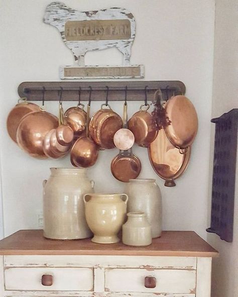 25+ Stylish Ways To Display Your Copper Cookware - momooze.com Copper Pots Display, Copper Aesthetic, Cookware Display, Copper Kitchen Decor, Dining Table Light, Tuscan Kitchen, Copper Decor, Copper Pans, Copper Cookware