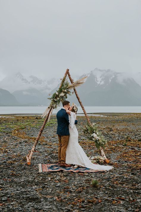 A rainy Alaska Miller's Landing wedding for Tessa + Dillon of The Bus & Us - 100 Layer Cake Fall Wedding Leaves, Rainy Wedding Photos, Alaskan Wedding, Wedding Arches Outdoors, Outdoor Wedding Ideas, Alaska Wedding, Boat Wedding, Cabin Wedding, Hairdo Wedding