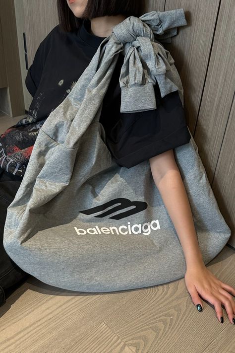 #okify #bagsall #bag #luxury #trendyfashion a very big bag Balenciaga Jersey, Big Bag, Bag Luxury, Big Bags, Hobo Bag, New Jersey, Trendy Fashion, Balenciaga, Grey