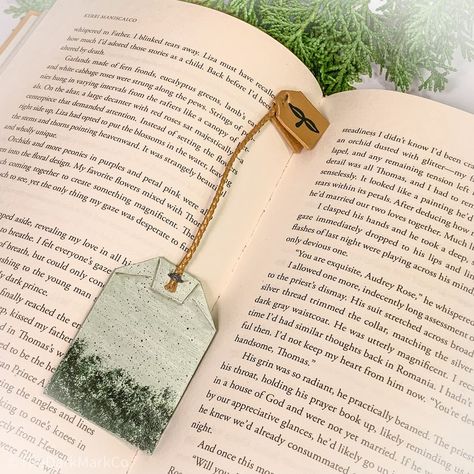 Green Tea Bag Leather Bookmark Tea Party Favours, Tea Bag Bookmark, Bookmark Quotes, Card Postal, Bookmark Making, Fabric Bookmarks, Beautiful Bookmarks, Cool Bookmarks, Homemade Bookmarks