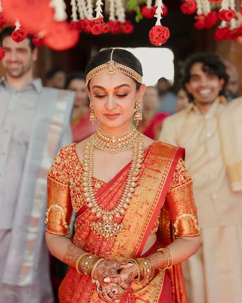 Eka | Some more details from the wedding ceremony of Aish & Umapathy, because even we can’t get enough! Storytelling through outfits has always… | Instagram Maroon South Indian Bridal Saree, South Indian Bride Polki Jewellery, Aishwarya Arjun Wedding, Indian Bridal Accessories, Red Sarees For Wedding, Maroon Bridal Saree South Indian, Wedding Look For Bride, Marrage Dress, Bridal Look In Saree